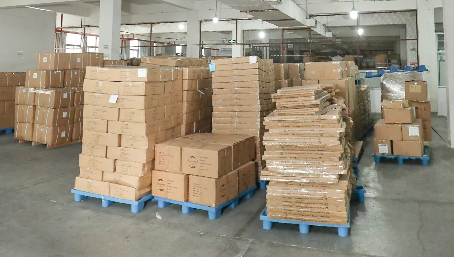 仓储人员正在核对并准备发货的产品箱