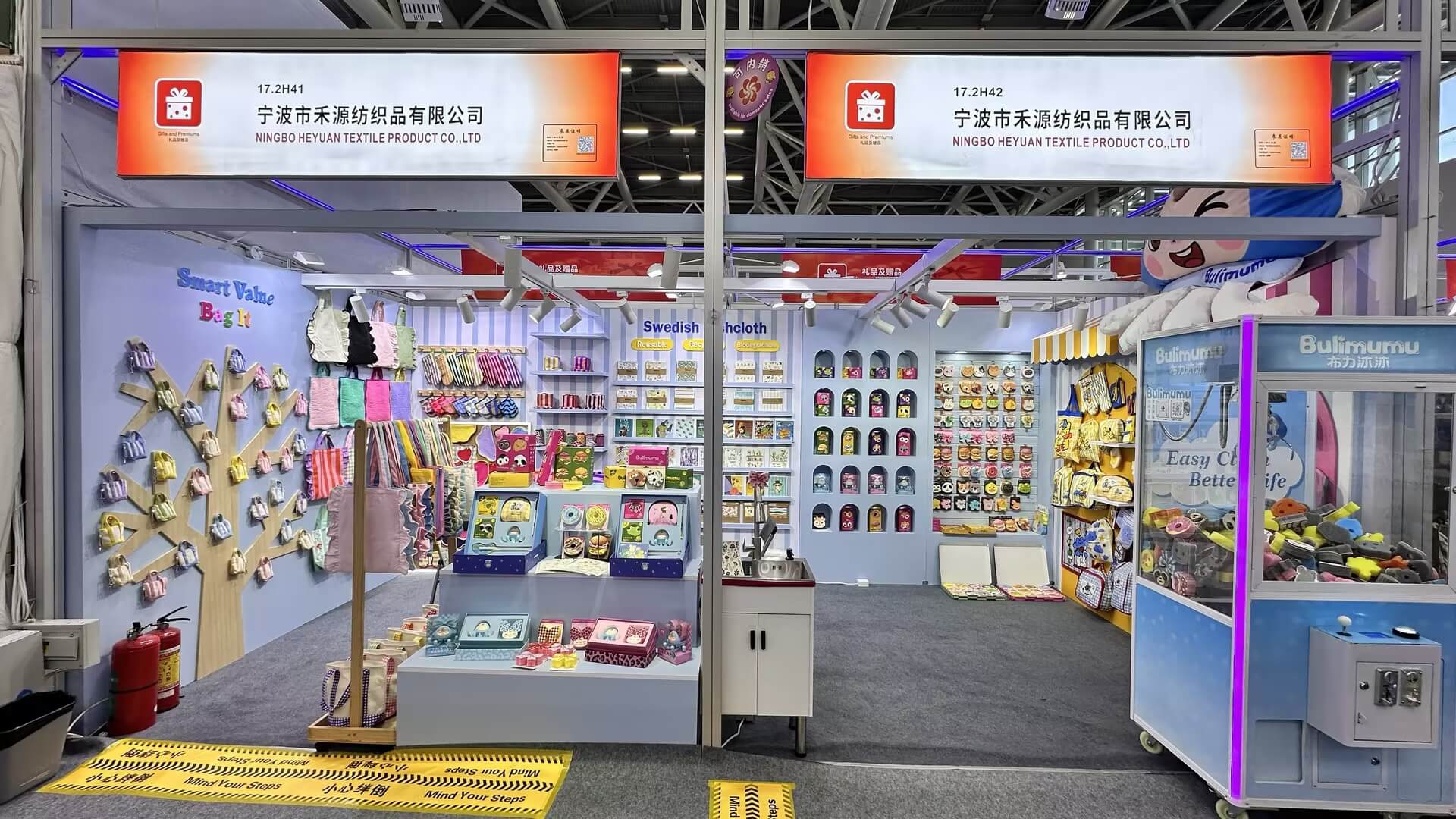 展会现场的产品陈列与客户交流